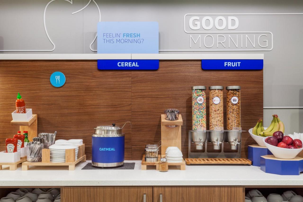 Holiday Inn Express & Suites - Elkhorn - Lake Geneva Area By Ihg Bagian luar foto