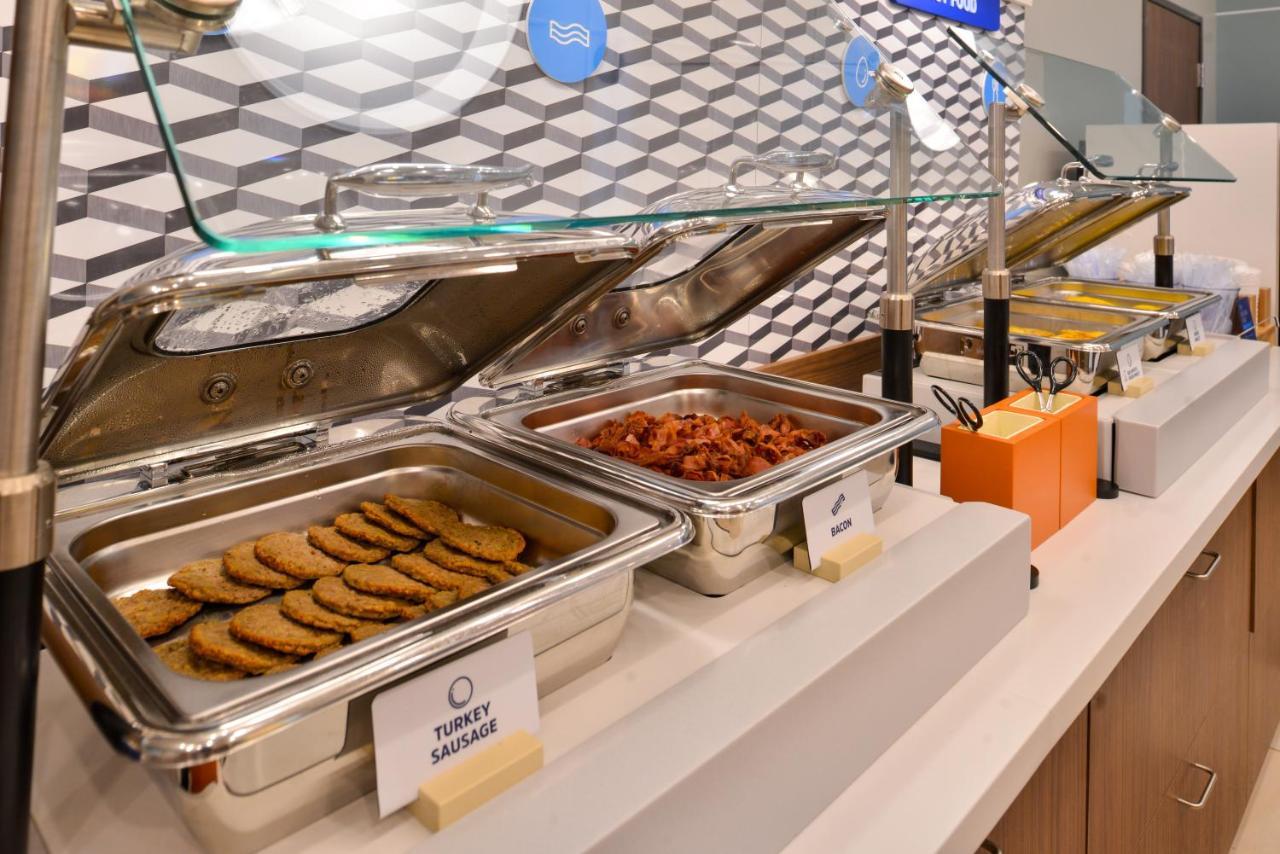 Holiday Inn Express & Suites - Elkhorn - Lake Geneva Area By Ihg Bagian luar foto