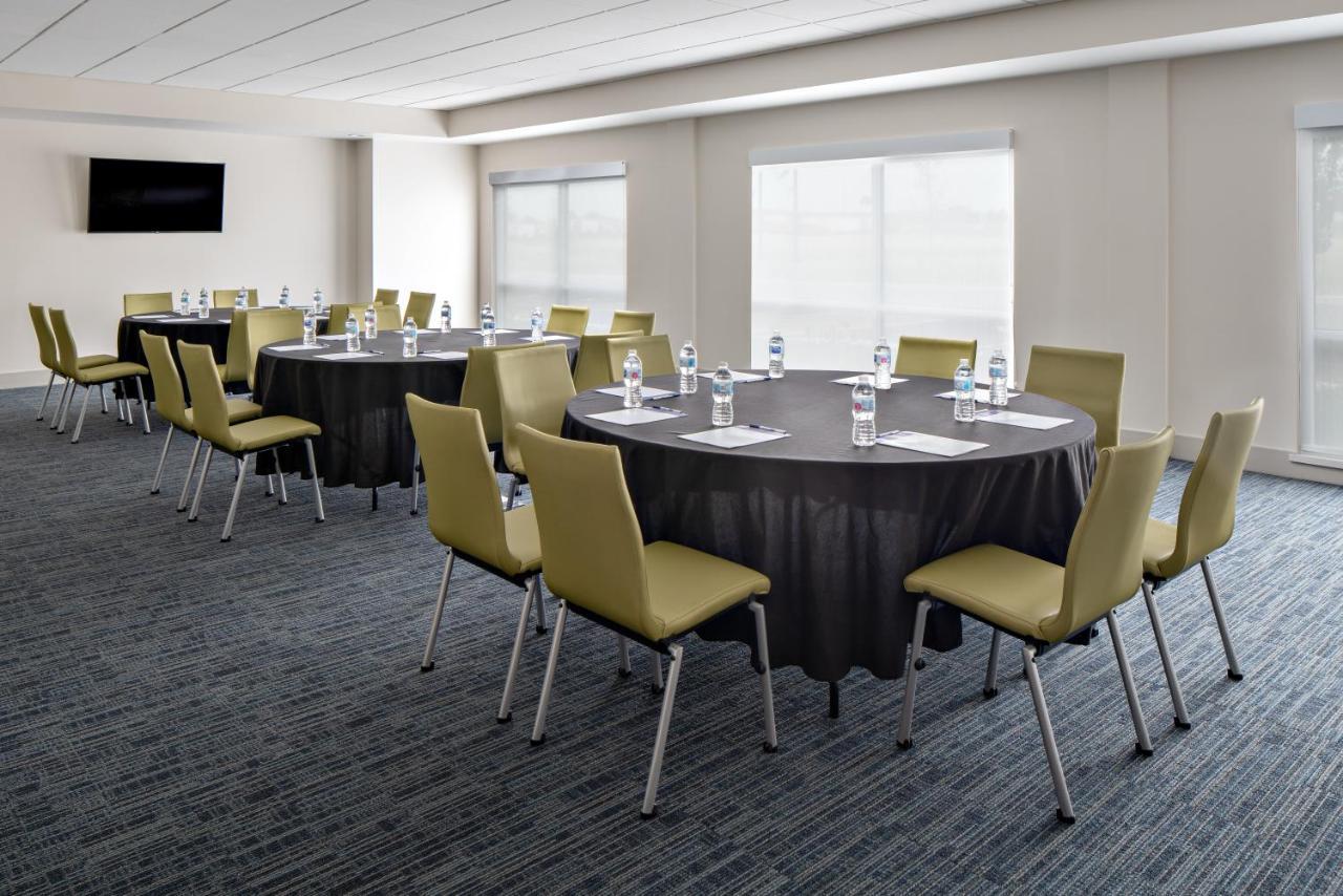 Holiday Inn Express & Suites - Elkhorn - Lake Geneva Area By Ihg Bagian luar foto