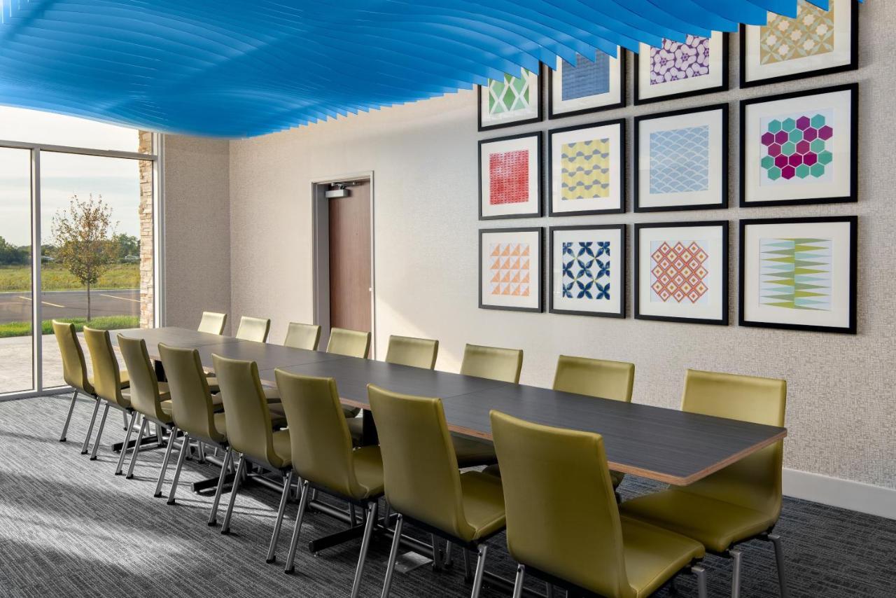Holiday Inn Express & Suites - Elkhorn - Lake Geneva Area By Ihg Bagian luar foto