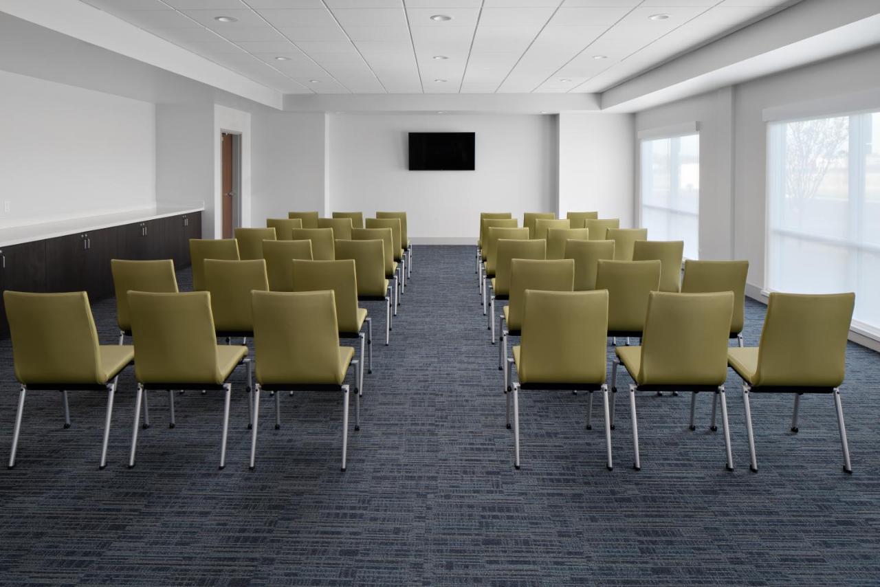 Holiday Inn Express & Suites - Elkhorn - Lake Geneva Area By Ihg Bagian luar foto