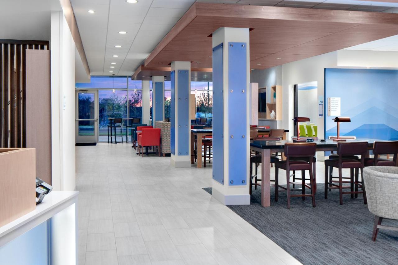 Holiday Inn Express & Suites - Elkhorn - Lake Geneva Area By Ihg Bagian luar foto