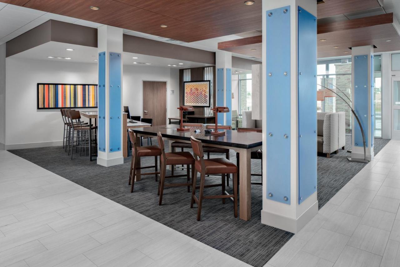 Holiday Inn Express & Suites - Elkhorn - Lake Geneva Area By Ihg Bagian luar foto