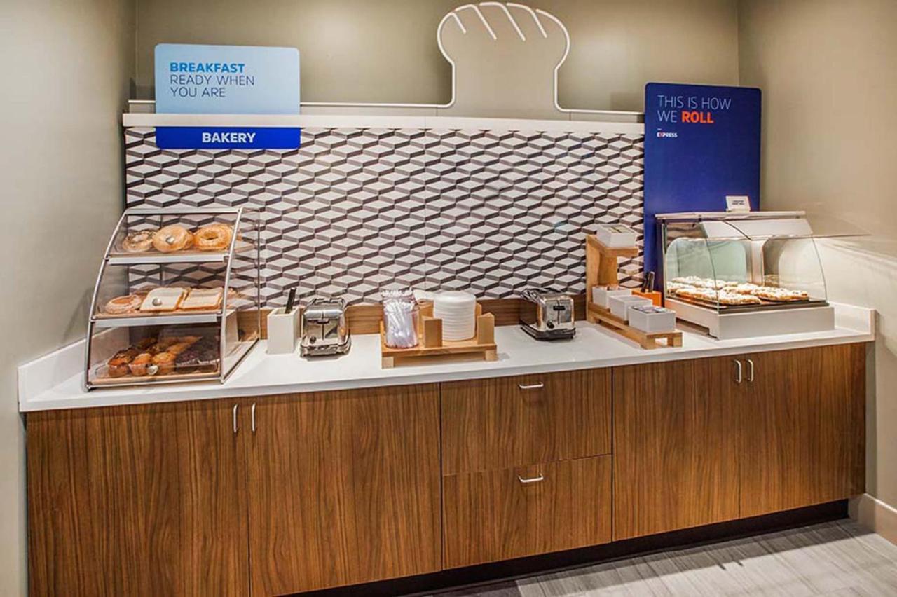 Holiday Inn Express & Suites - Elkhorn - Lake Geneva Area By Ihg Bagian luar foto