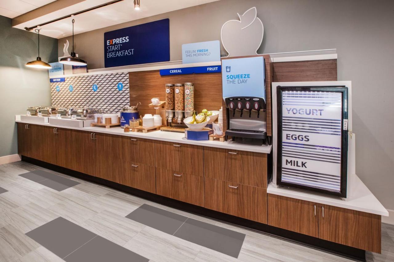 Holiday Inn Express & Suites - Elkhorn - Lake Geneva Area By Ihg Bagian luar foto