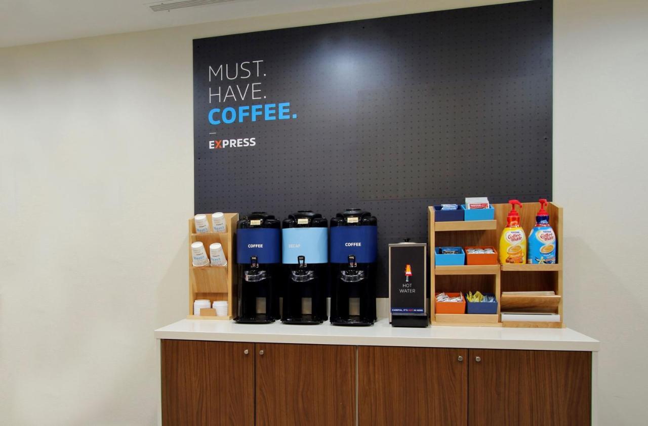 Holiday Inn Express & Suites - Elkhorn - Lake Geneva Area By Ihg Bagian luar foto